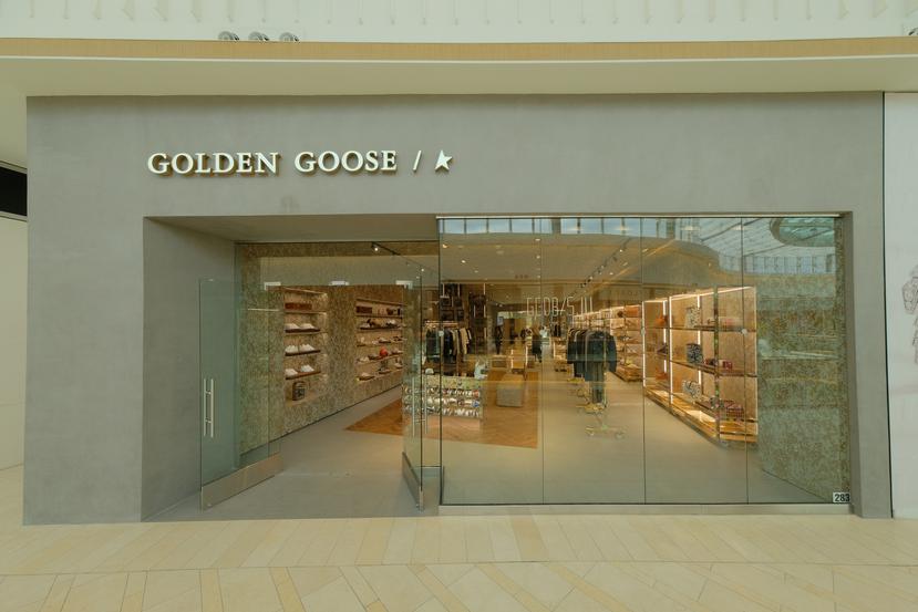 Golden Goose tiene su sede en Venecia y fue fundada en el 2007 por el matrimonio formado por Alessandro Gallo y Francesca Rinaldo.