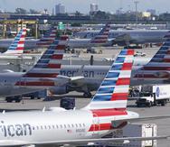 Según el Departamento de Transporte de Estados Unidos, su investigación reveló que de 2018 a 2021, American Airlines mantuvo 43 vuelos nacionales varados en tierra durante al menos tres horas sin darles a los pasajeros la oportunidad de descender.