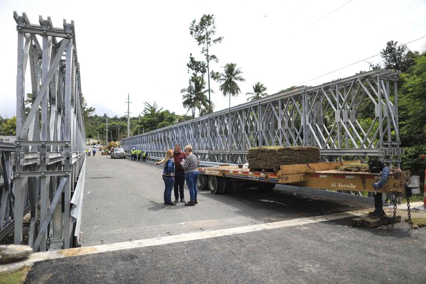 La construcción del puente en acero que conduce de Utuado a Jayuya se inició en marzo de este año por supuestos defectos de la antigua estructura.