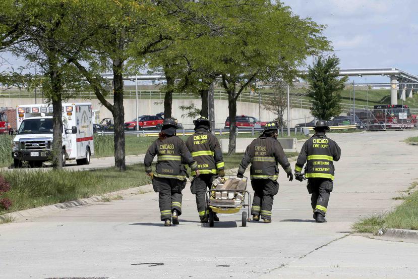 Bomberos en Chicago responden a un reporte de una explosión en la Planta de Tratanmiento de Aguas de Calumet. (AP)