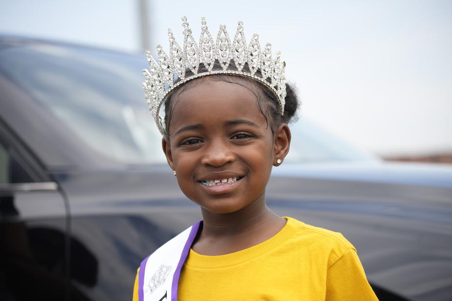La princesa Rayniyiah Alexander, de Denver, usa su corona durante un desfile.