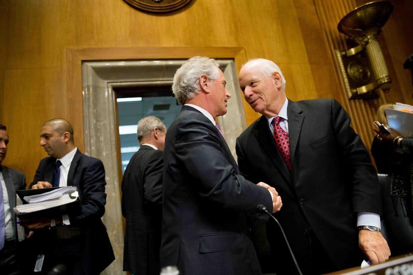 El senador republicano Bob Corker y el demócrata Ben Cardin se felicitan luego de llegar a un acuerdo sobre Irán. (AP)