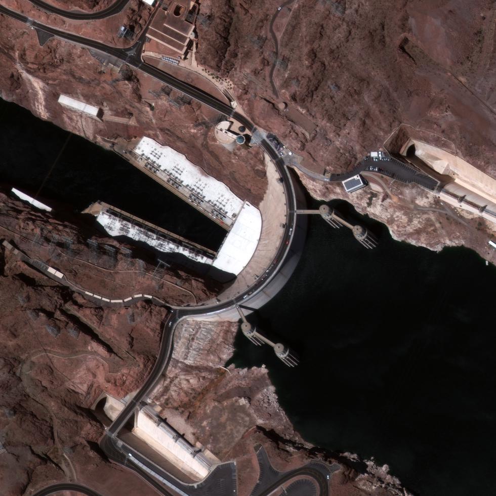 La foto de satélite muestra los bajos niveles de agua en la represa Hoover en la frontera entre California y Arizona, y que captura agua del río Colorado.