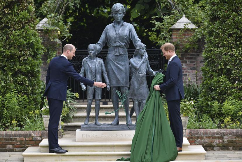 Los hermanos William y Harry se unieron en la ceremonia en honor a su madre. (Foto: AP)