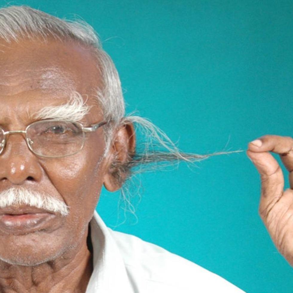 Este es el hombre que tiene el pelo en las orejas más largo del mundo
