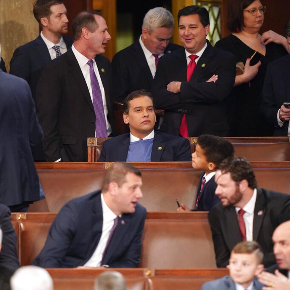 George Santos, en el centro, sentado, durante el inicio de la sesión del Congreso.