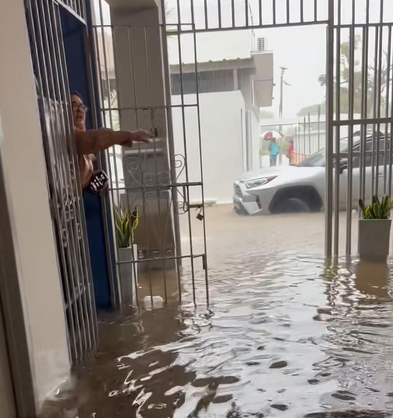 Más de 100 personas quedan atrapadas por inundaciones en escuela Ernesto Ramos Antonini en Yauco