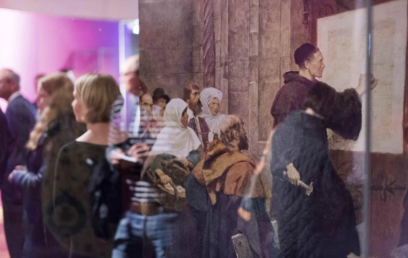 Personas visitan la exposición "Lutero, desde 1917 hasta el presente", presentada en el museo del monasterio Dalheim en Lichtenau, Alemania. (EFE)