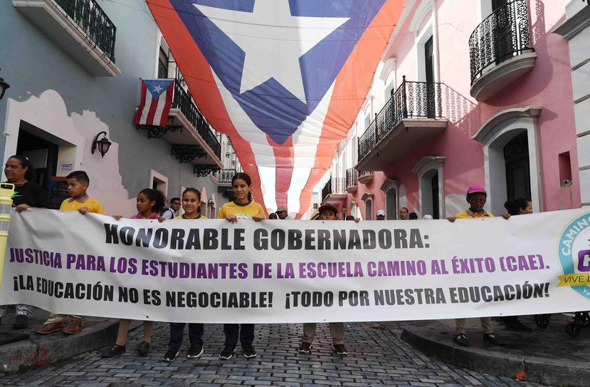 Estudiantes y padres de la escuela Camino al Éxito realizaron el lunes una manifestación frente a La Fortaleza para solicitar a la gobernadora Wanda Vázquez que intervenga para que el plantel se convierta en una escuela chárter.