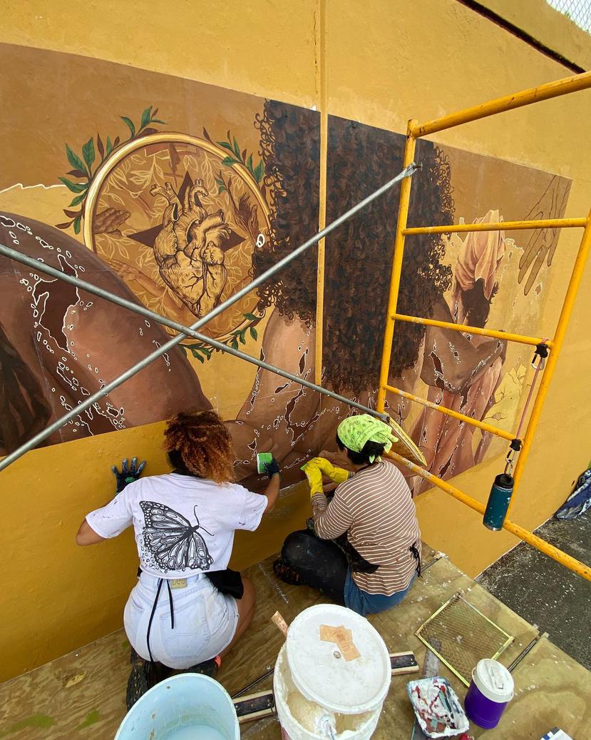 El grupo, compuesto por mujeres artistas, elaboraron este trabajo sobre piezas de Polytab, una tela especializada para instalar murales.
