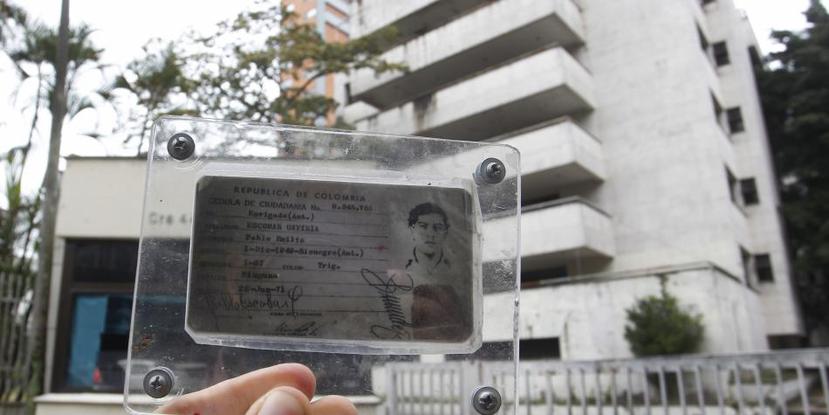 Un guía turístico muestra la supuesta cédula de Pablo Escobar a los extranjeros que están en un tour en el edificio Mónaco. (El Tiempo / GDA)