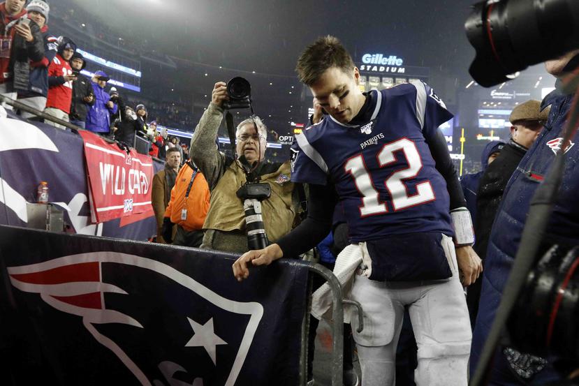 Tom Brady abandona el terreno del Gillette Stadium luego de la derrota. (AP)