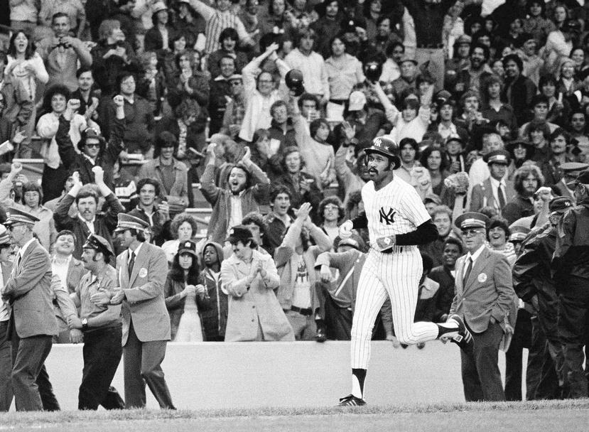 En esta foto del 6 de junio de 1976, el jugador de los Yankees, Oscar Gamble, corre las bases tras batear un jonrón contra los Atlético de Oakland en un partido en Nueva York. (AP)