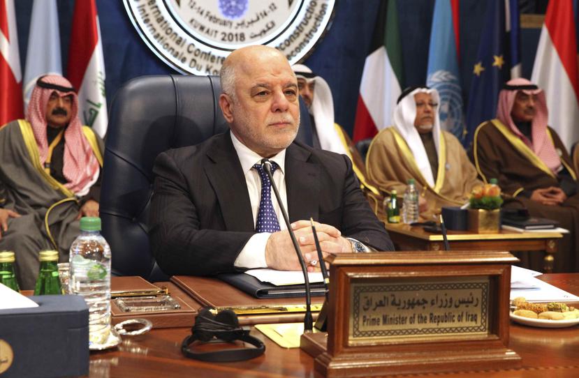 El primer ministro de Irak, Haider al-Abadi, se prepara antes del inicio de una cumbre de donantes en el Palacio Bayan de Kuwait. (AP)
