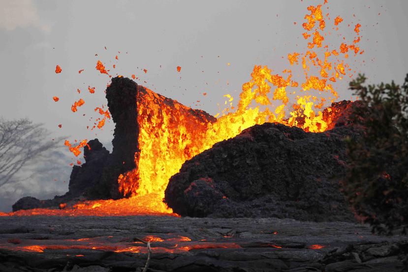 En esta imagen del 23 de mayo de 2018, se observa la lava en la zona de Leilani Estates cerca de Pahoa, Hawai. (George F. Lee/Honolulu Star-Advertiser via AP)