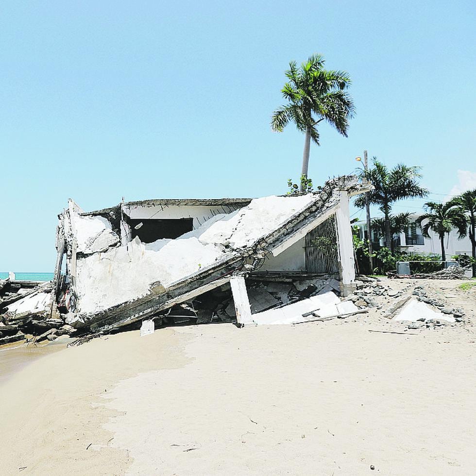 A lo largo de la costa de Rincón, sobresalen las estructuras colapsadas debido al aumento en el nivel del mar y los escombros representan una amenaza de seguridad.