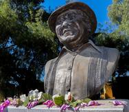 Vista hoy del busto del cantautor mexicano Armando Manzanero, quien falleció por complicaciones de la COVID-19, en Ciudad de México.