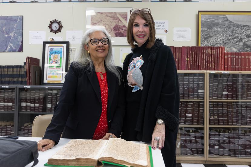 La historiadora Ramonita Vega, a la izquierda, fue asistida por la directora del Archivo Histórico de Mayagüez, María Colóm, a la derecha, al momento de recopilar los documentos sobre el incendio.