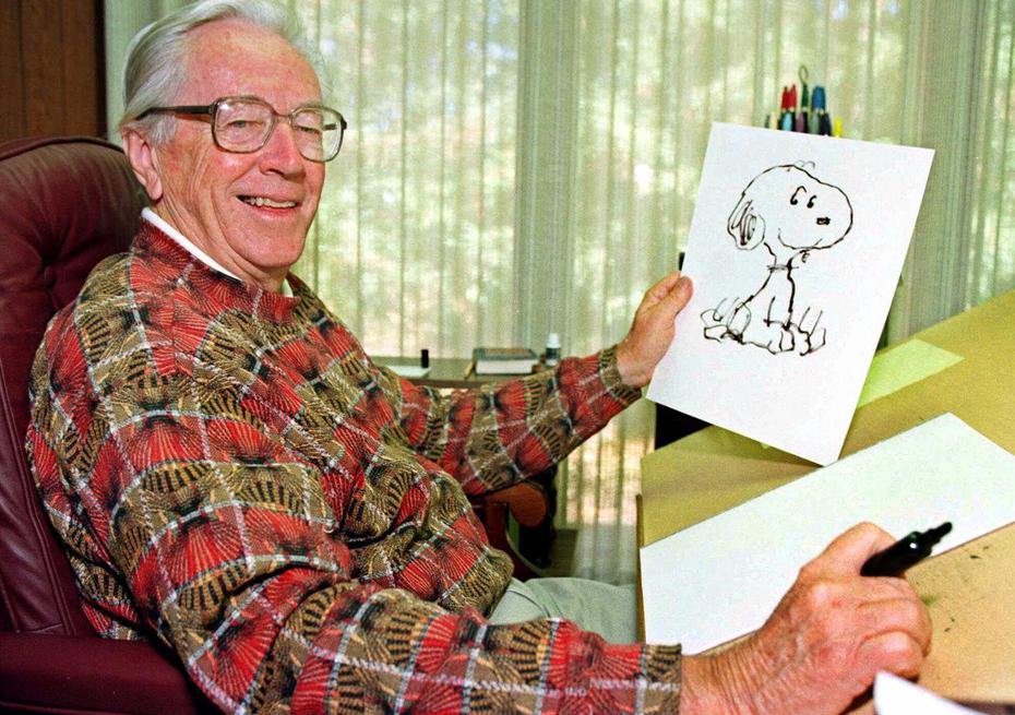 Charles Monroe Schulz fue un historietista estadounidense, autor de la conocida tira cómica Peanuts, protagonizada por Charlie Brown y su pandilla. En noviembre de 1999 sufrió un infarto, y después se le descubrió que tenía un cáncer colorrectal, el cual había desencadenado una metástasis, expandiéndose hacia el estómago. Falleció el 12 de febrero de 2000.