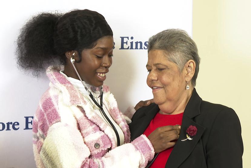 Brianca Newton escucha con un estetoscopio el corazón de su hermana Brittany Newton latir en el pecho de la receptora Miriam Nieves en el hospital Montefiore Moses en el barrio Bronx de Nueva York.
