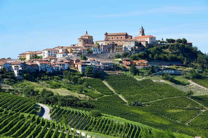 Vista panorámica de la aldea La Morra, en Barolo, en la región del Piamonte, rodeada de hermosos viñedos y exuberantes paisajes. (Shutterstock.com)