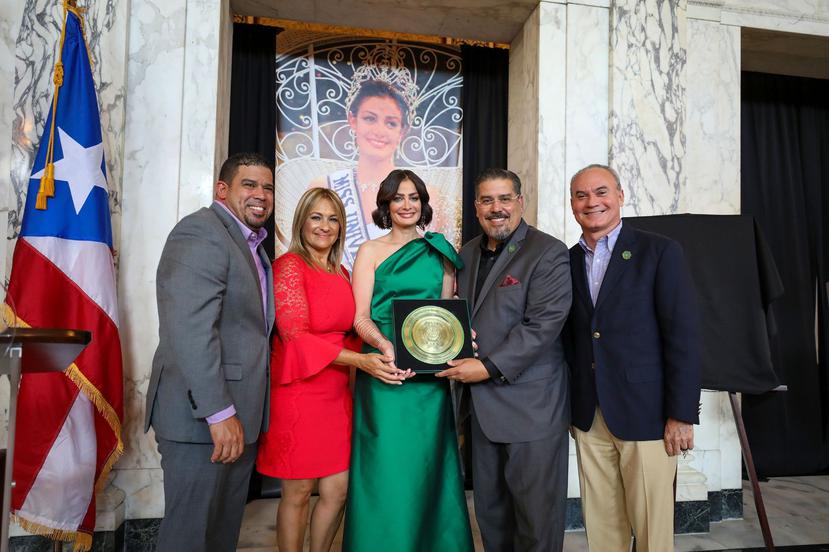 Dayanara Torres recibió un plato conmemorativo de la Cámara de Representantes de Puerto Rico.