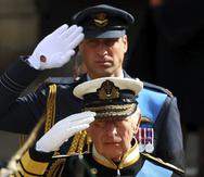 El nuevo rey Carlos III y el príncipe William saludan durante el funeral de estado de la reina Elizabeth II en Londres.