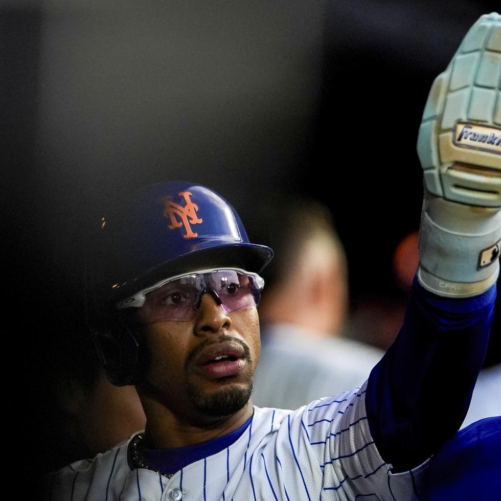 El campocorto puertorriqueño de los Mets de Nueva York Francisco Lindor saluda a sus compañeros tras anotar una carrera en el juego ante los Cubs de Chicago del martes 30 de abril.