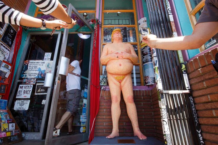 Estatuas de Donald Trump desnudo causan asombro en EE.UU 