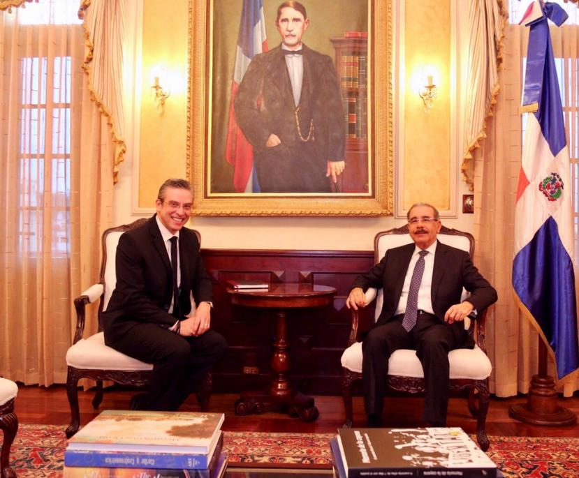 El exgobernador Alejandro Garcia Padilla, a la izquierda, acompañado del presidente de República Dominicana. (Suministrada)