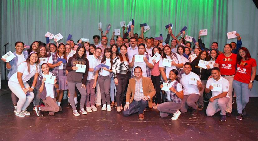 El gobernador Ricardo Rosselló junto a los estudiantes. (Suministrada)