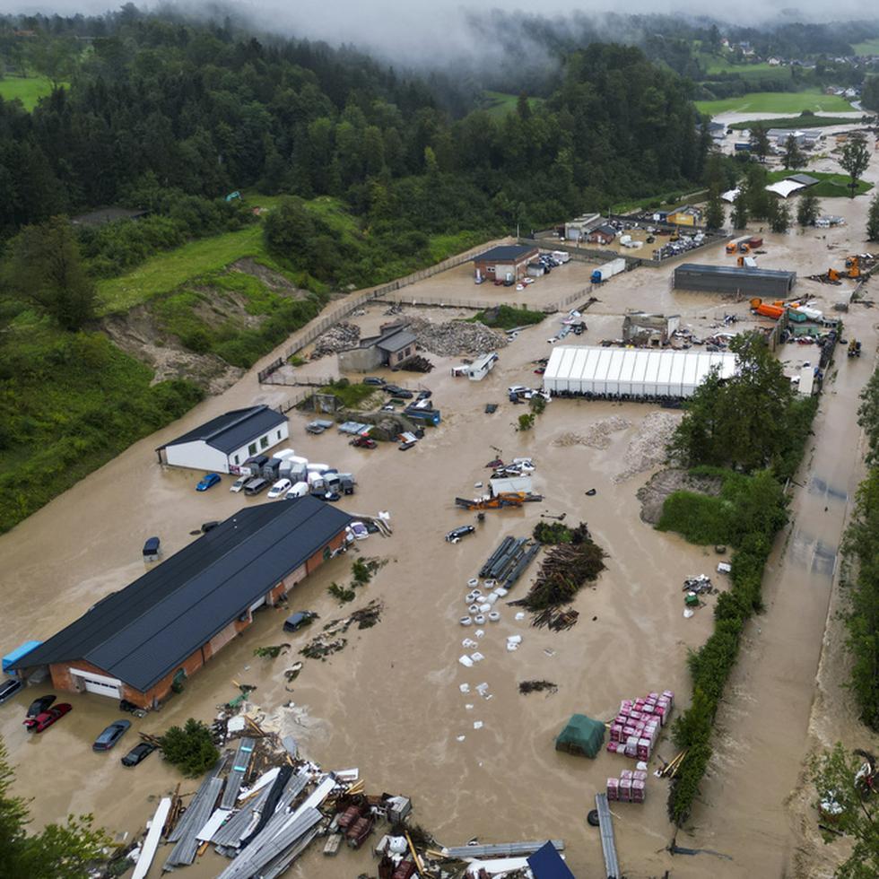 Vista aérea de inundaciones en Kamnik, Slovenia.