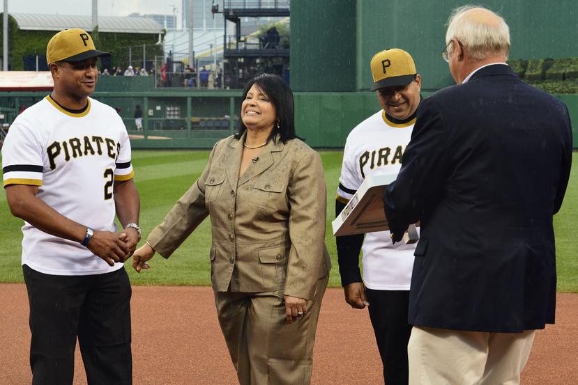Vera Zabala junto a sus hijos Luis Roberto y Roberto Jr. durante la conmemoración de los 40 años del hit 3,000 de Roberto Clemente en Pittsburgh. (GFR Media)