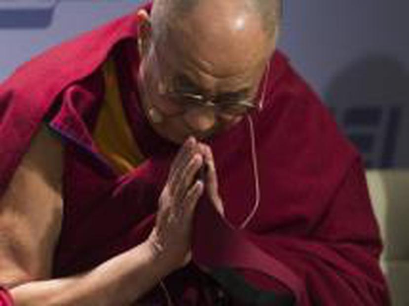 EL DALAI  Lama, el jueves, mientras oraba al llegar al American Entrerprise Institute en Washington para disertar sobre felicidad y libre empresa. Su reunión ayer con Obama estuvo vedada a las cámaras.  (AFP)