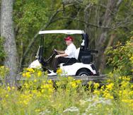 El expresidente Donald Trump conduce un carro de golf en el Trump National Golf Club, el pasado 12 de septiembre, en Sterling, Virginia.