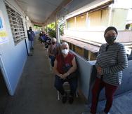 Aracelys López, de 80 años (der.) ejerció su derecho al voto en la escuela Esperanza Linares.