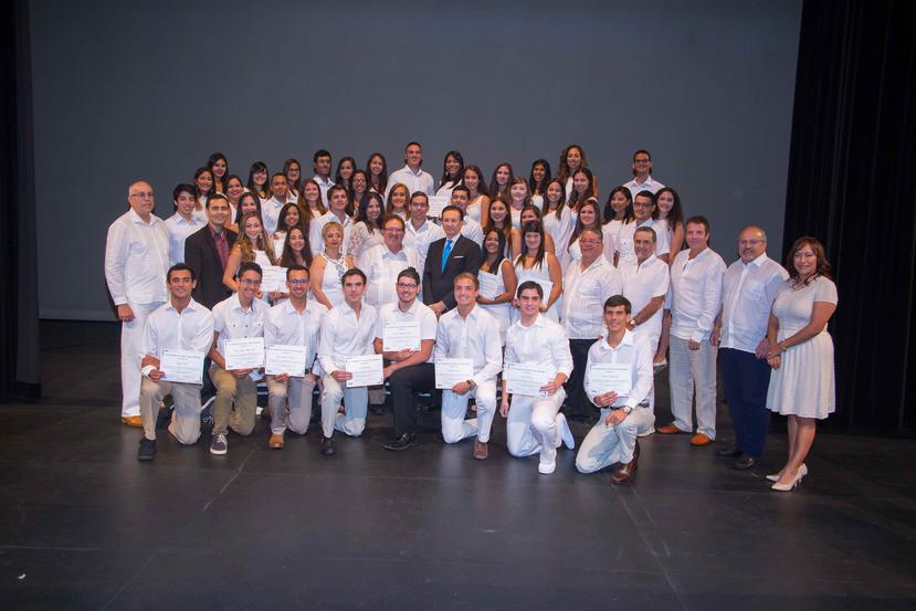 Varios estudiantes graduados con el Dr. Raúl García Rinaldi y Atilano Cordero Badillo (al centro), y miembros de la Junta de Directores de la Fundación