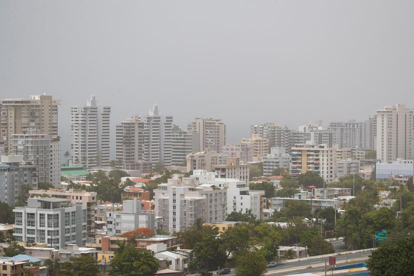 Una vista del área que comprende Condado y Santurce, opacada por la intensa nube de polvo que cubre desde el lunes la isla.