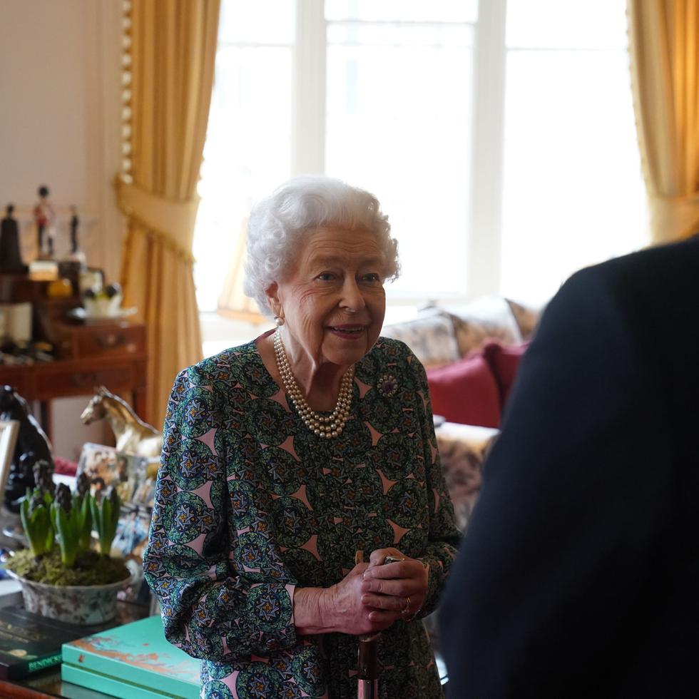La reina Elizabeth II habla durante una audiencia en el Palacio de Windsor con los secretarios entrante y saliente de los Servicios de Defensa, el miércoles 16 de febrero de 2022.