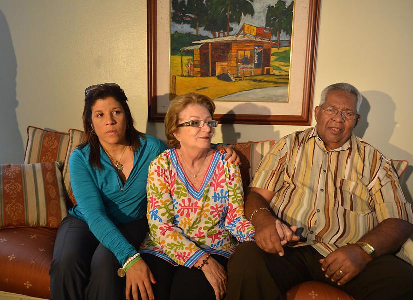 El alcalde Marcello Trujillo (der.) junto a su esposa (centro) y su hija, Rosamar. (GFR Media)