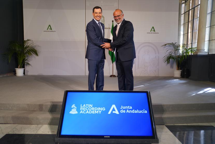 Juanma Moreno, a la izquierda,  presidente regional de la Andalucía, le da la mano a Manuel Abud, ejecutivo principal de la Academia Latina de Grabación, luego de anunciar el acuerdo para celebrar los Latin Grammy en la ciudad de Sevilla hasta el 2025.
