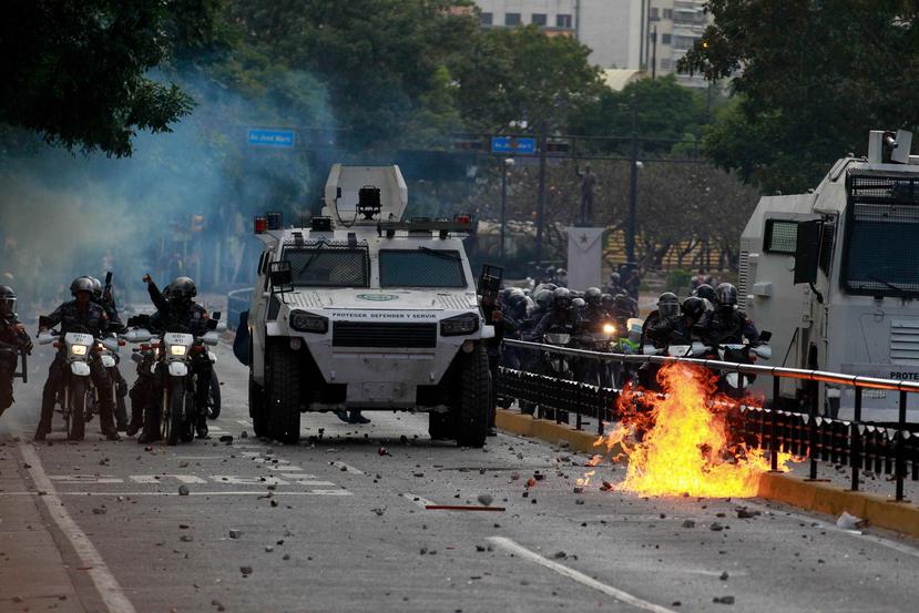 Miembros de la Policía Nacional Bolivariana se enfrentan a manifestantes durante una protesta contra el gobierno del presidente de Venezuela, Nicolás Maduro. (EFE)