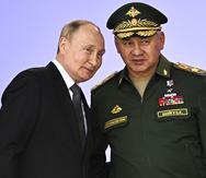 El presidente ruso Vladimir Putin y el ministro de Defensa Serguéi Shoigu asisten a la apertura de una conferencia de seguridad en las afueras de Moscú el 15 de agosto del 2022.