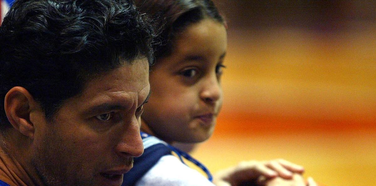 José "Piculín" Ortiz con su hija Neira durante el Mundial de Baloncesto 2002 en Indianápolis, cuando la ahora voleibolista nacional apenas tenía nueve años. 