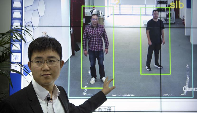 Huang Yongzhen, director general de Watrix, demuestra el uso del programa desarrollado por su compañía de reconocimiento en la forma de andar. (AP)