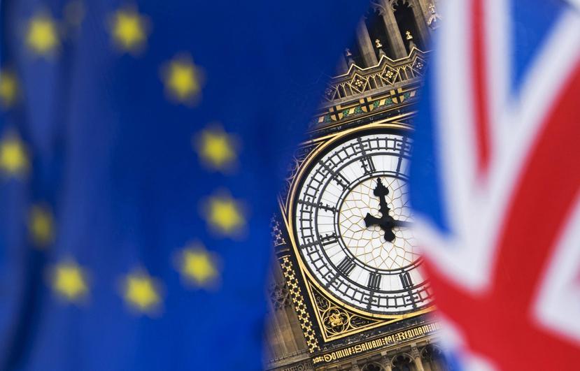 Vista del reloj del Big Ben entre una bandera del Reino Unido y una de la Unión Europea. (EFE)