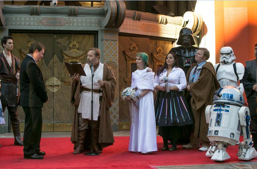El ministro que los casó acudió vestido como Obi-Wan Kenobi, y entre los testigos habían personas disfrazadas de Chewbacca, de Stormtrooper, de Jedi, e incluso había un R2-D2. (AP)