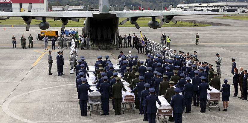Los ataúdes fueron trasladado en tres aviones Hércules C-130 de la Fuerza Aérea Brasileña. (AP)
