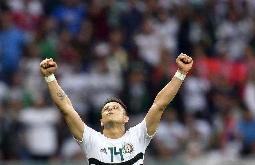 Javier Hernández celebra el triunfo de México sobre Corea del Sur. (AP)