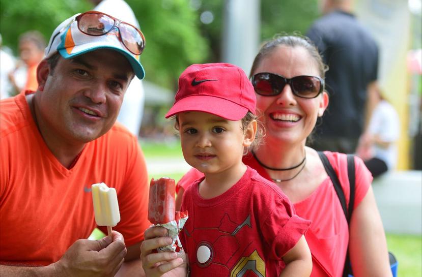 El pequeño André y sus padres, Gilberto Cruz y Aimée Alicea, fueron una de las miles de familias que disfrutaron de los sabores de Nestlé Ice Cream, en el Día Nacional del Helado.